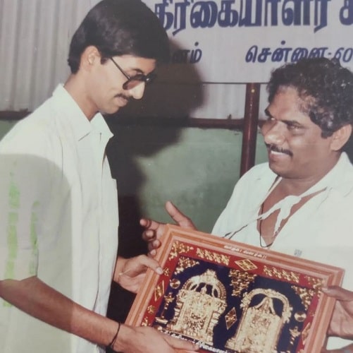 An old photo of Manobala receiving an award