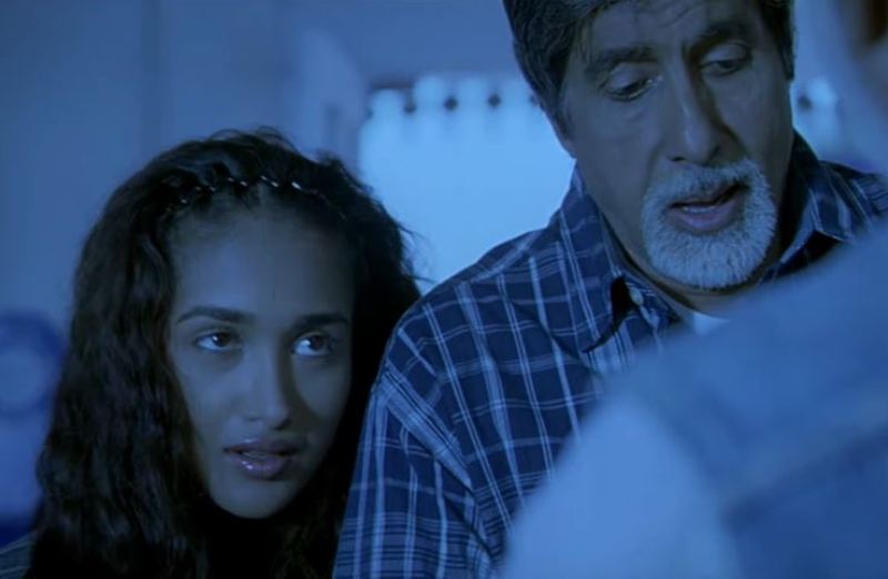 Jiah Khan and Amitabh Bachchan (as Vijay) in a still from the film 'Nishabd' (2007)
