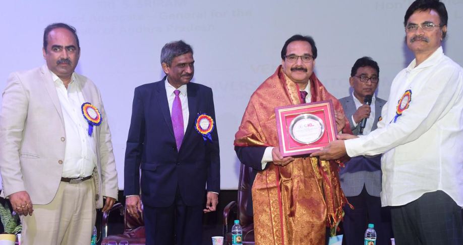 KL Deemed to be University Chancellor Koneru Satyanarayana presenting a memento to High Court Chief Justice Prashant Kumar Mishra at the inaugural session of the residential orientation programme for advocates at Vaddeswaram in Guntur district of Andhra Pradesh