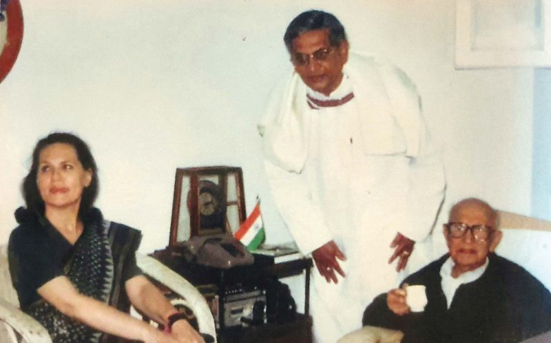 KPCC President S. M. Krishna and S. Nijalingappa along with Congress President Sonia Gandhi before she filed her nomination from the Bellary constituency for the 1999 Lok Sabha elections