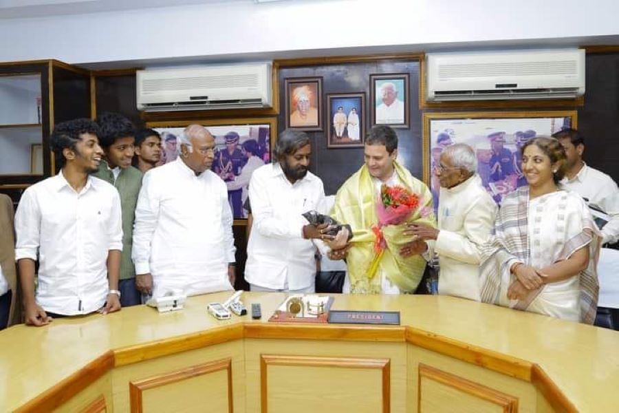 Karnataka Pradesh Congress Committee (KPCC) working committee members with Rahul Gandhi after INC won the Karnataka state assembly elections