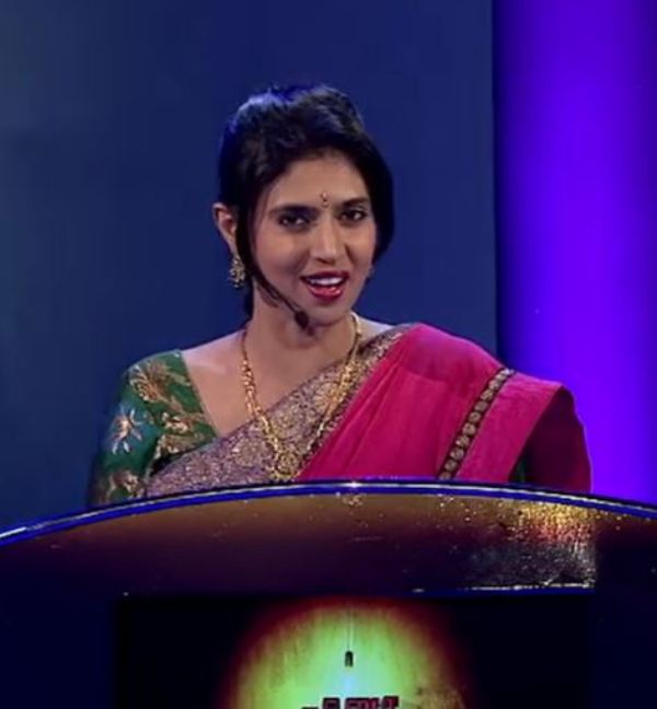 Kasthuri Shankar hosting a quiz show titled 'Vina Vidai Vettai' (2013)