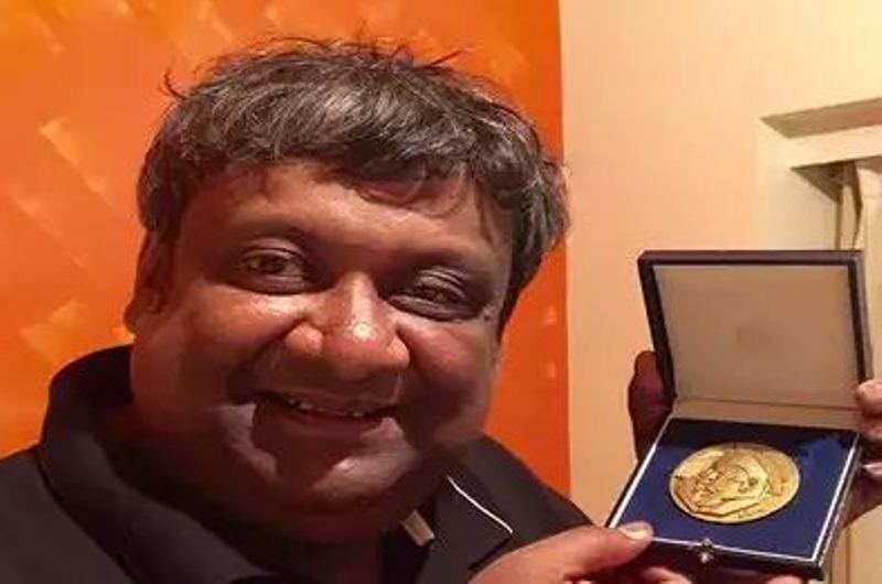 Kaushik Ganguly with his IFFI ICFT UNESCO Gandhi Medal