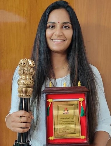 Lakshmi Priyaa Chandramouli felicitated by Tamil Nadu Film Director's Association