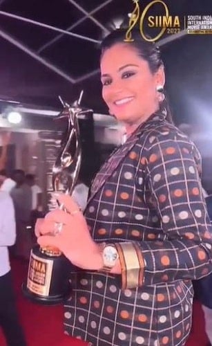 Lakshmi Priyaa Chandramouli with her SIIMA award