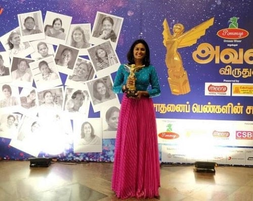 Lakshmi Priyaa Chandramouli with her award