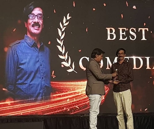 Manobala receiving an award for Best Comedian