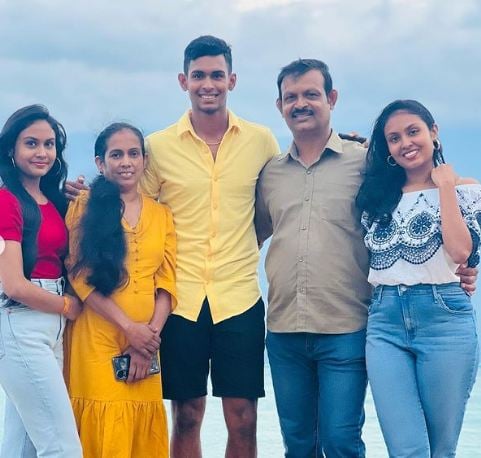 Matheesha Pathirana with his parents and siblings