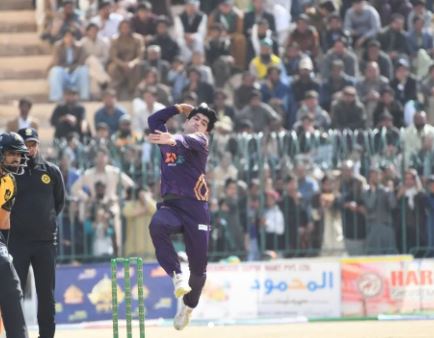 Naseem Shah in action during a match between Quetta Gladiators and Peshawar Zalmi