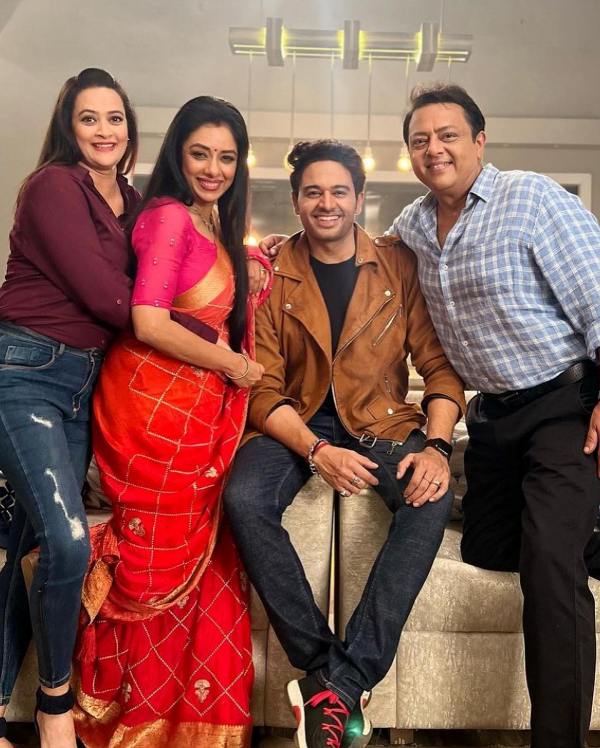 Nitesh Pandey (extreme right) with cast of his TV show Anupamaa