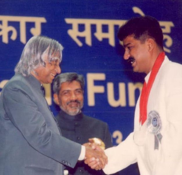 Nitin Chandrakant Desai receiving National Film Award for 'Lagaan' from A. P. J. Abdul Kalam
