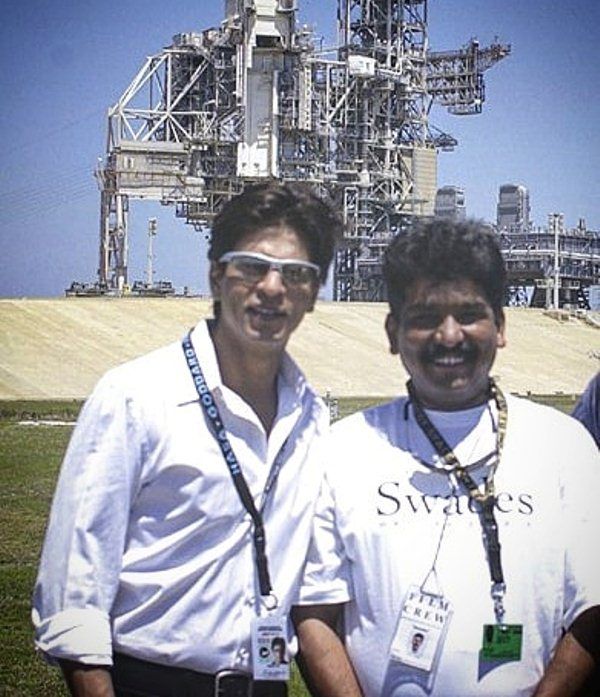 Nitin Chandrakant Desai with Shah Rukh Khan during the shooting of the film 'Swades'