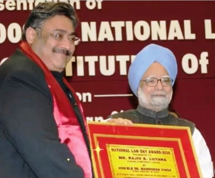 Rajiv Luthra receiving the National Law Day Award in 2008 from Manmohan Singh
