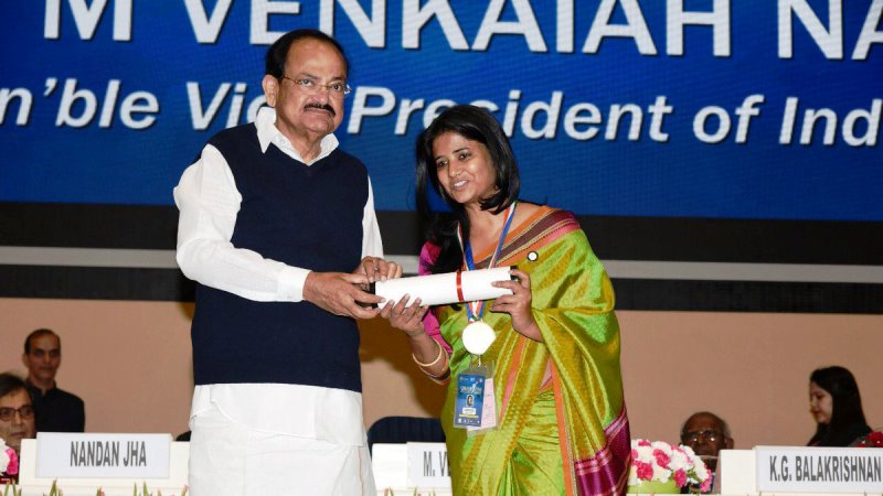 Ritu Jaiswal being conferred the Champions of Change (award) by the Honourable Vice President of India Shri Venkaiah Naidu at Vigyan Bhavan, New Delhi on 26 December 2018