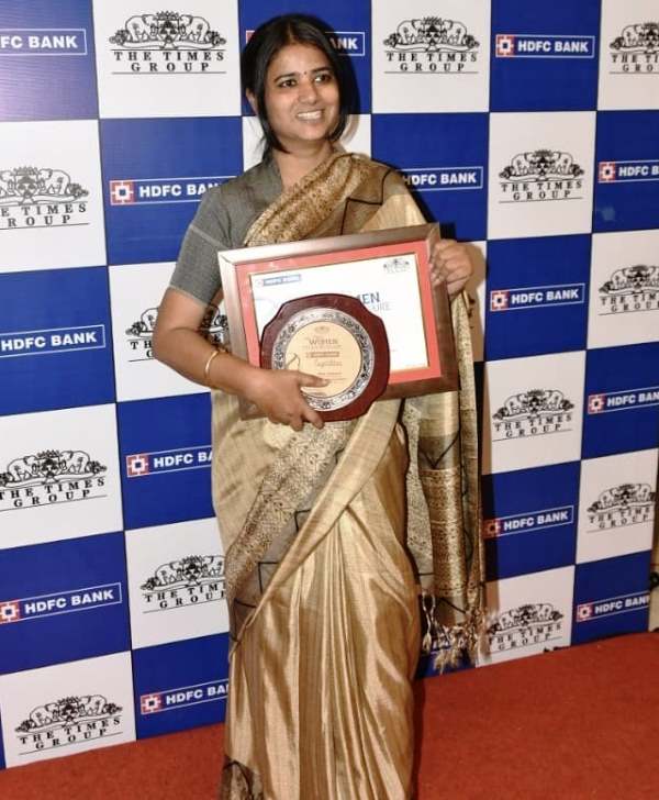 Ritu Jaiswal posing with her Times Women Extraordinaire Award (2020)