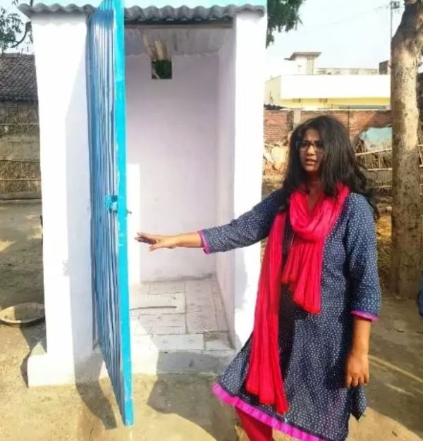 Ritu Jaiswal spreading awareness about using toilets to end open defecation