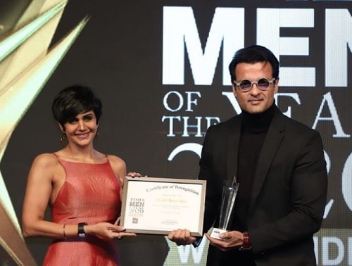 Rohit Roy receiving Times Men of the Year Award