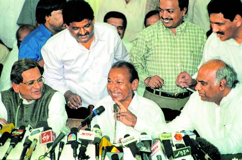 S. M. Krishna (left), Dr Rajkumar (centre), and Mallikarjun Kharge (right) addressing a press conference at Vidhana Soudha in Bengaluru after Rajkumar's release from the clutches of forest brigand Veerappan in 2000