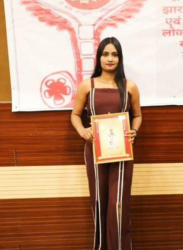 Suman Kumari with her Jharkhand Kala Ratan Samman certificate