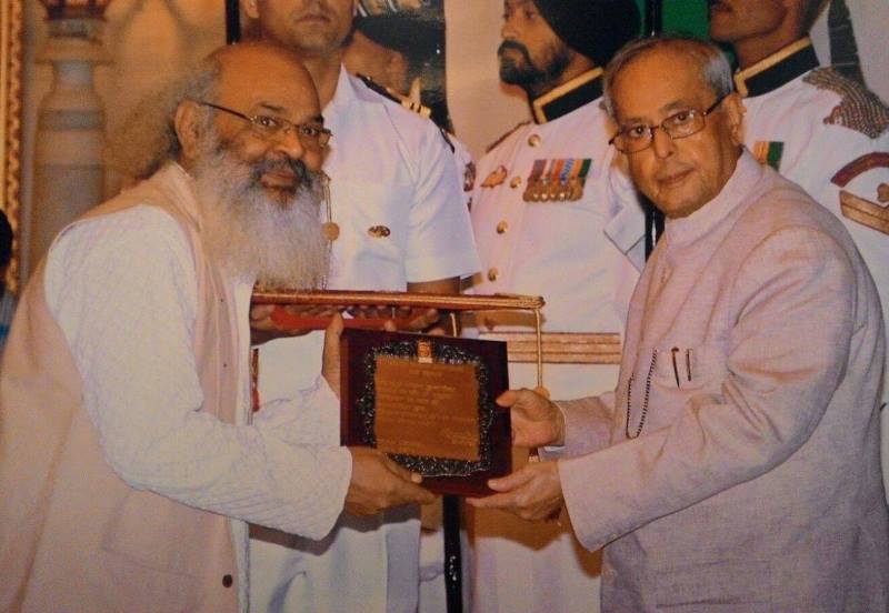 Surya Mohan Kulshreshtha receiving Sangeet Natak Academy Award by then president Pranab Mukherjee in 2015