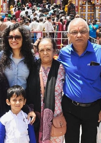 Vaibhavi Upadhyaya with her parents