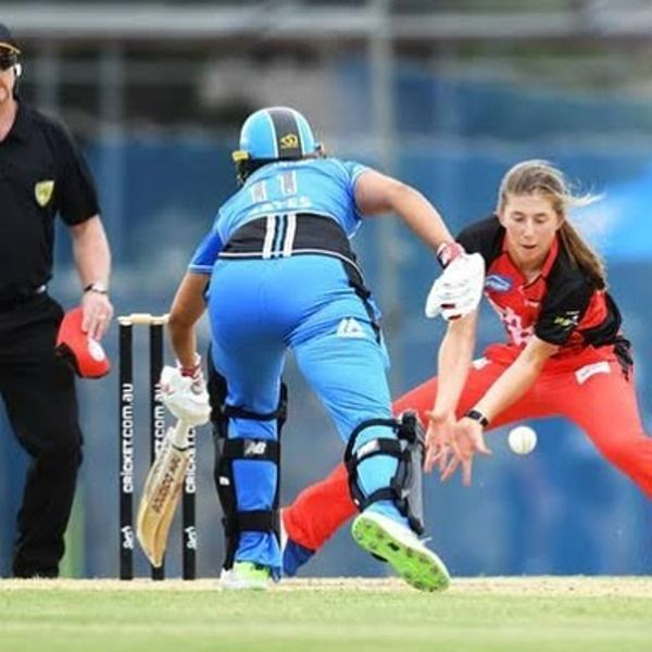 A photograph of Georgia Wareham playing for the Melbourne Renegades Women