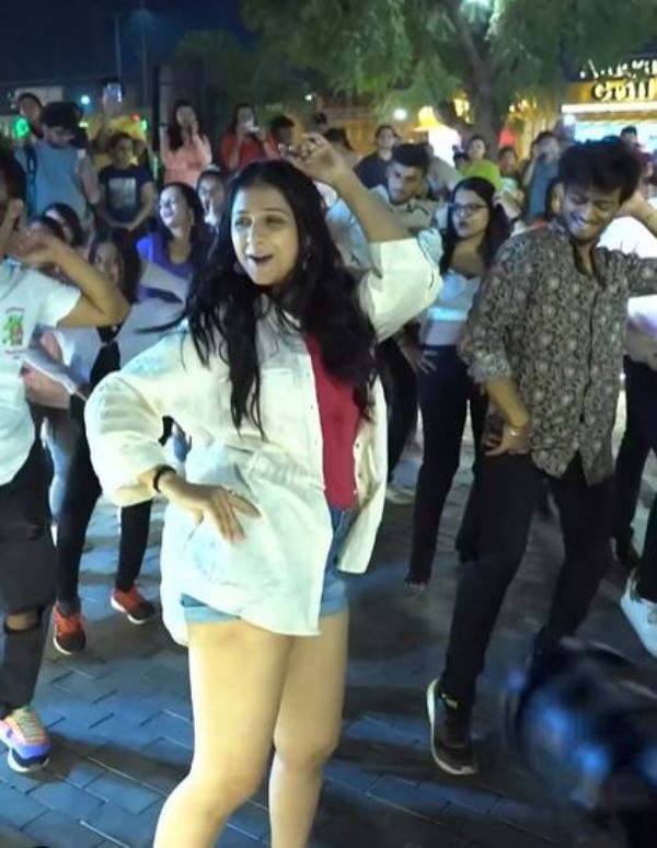 Aarohi Patel while performing in a flashmob in Gujarat
