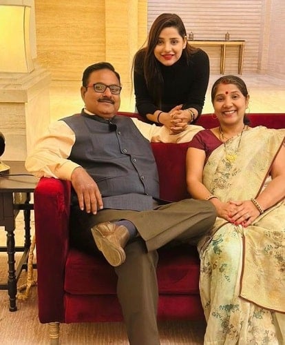 Anushka Srivastava with her parents