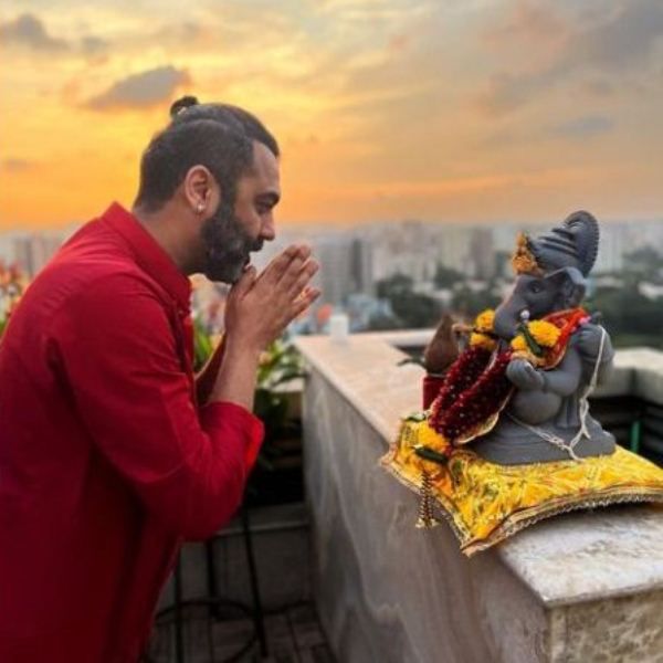 Ashesh Sajnani worshipping Lord Ganesha 
