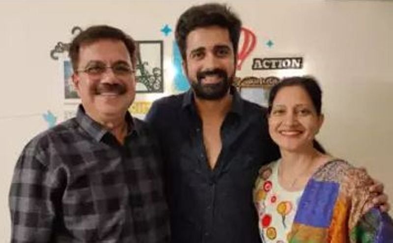 Avinash Sachdev with his parents 