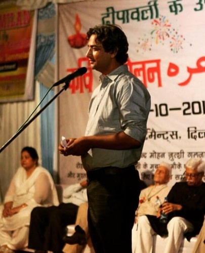 Azhar Iqbal reciting poetry