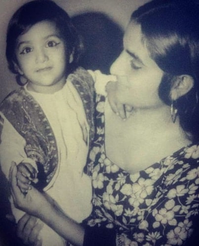 Azhar Iqbal's childhood picture with his mother