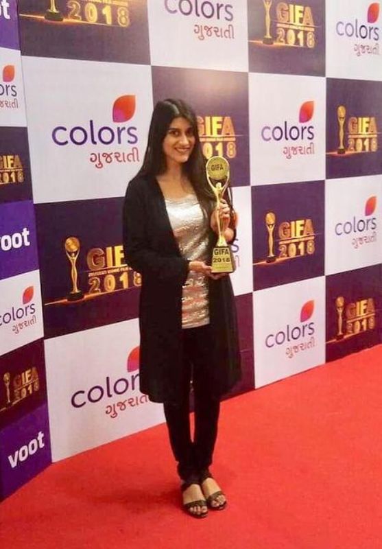 Deeksha Joshi after winning Gujarati Iconic Film Award 2018