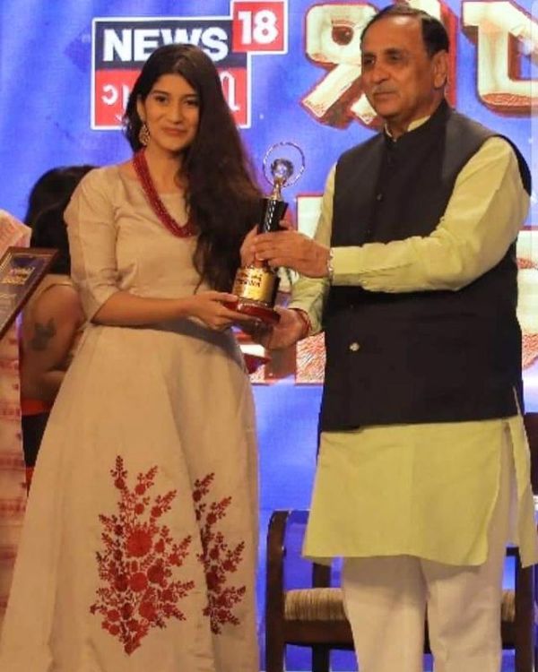 Deeksha Joshi while receiving Upcoming Talent in Gujarati Films’ award from the Chief Minister of Gujarat Vijay Rupani