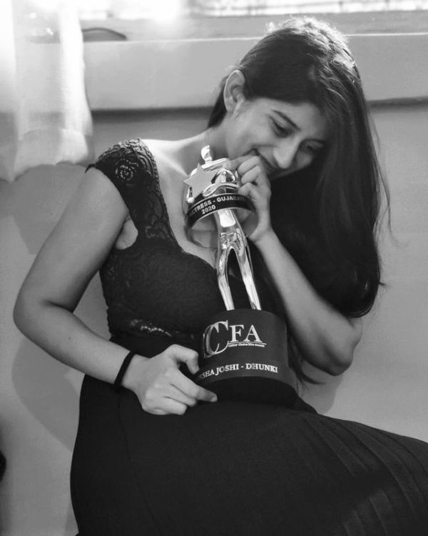 Deeksha Joshi with the Critics’ Choice Film Award (2020)
