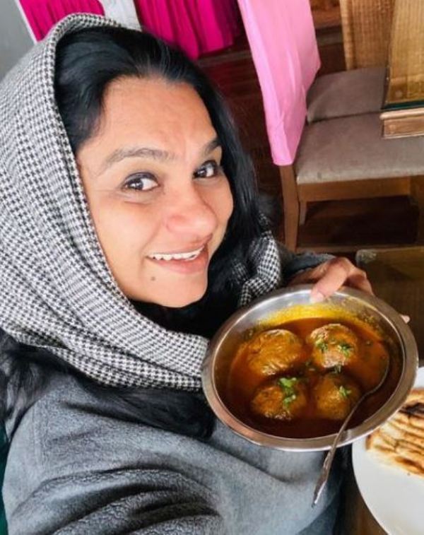 Geethi Sangeetha posing with a traditional Kashmiri non-veg dish