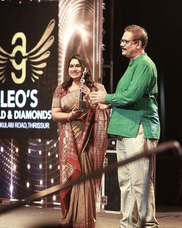 Geethi Sangeetha receiving Ramu Kariat Film Award 2023