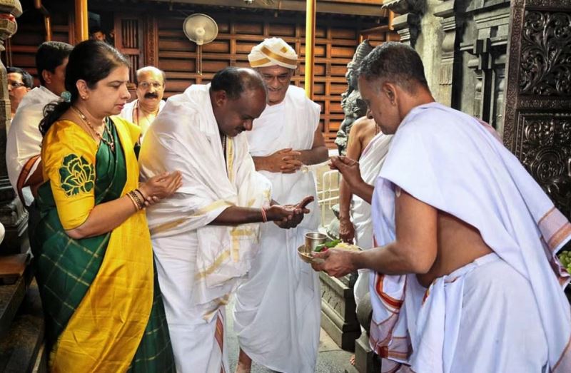 H.D. Kumaraswamy visiting Manjunatha Swamy temple ahead of the swearing-in ceremony in 2018