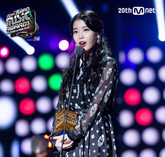 IU with Most Popular Vocalist Award at the Mnet Asian Music Awards