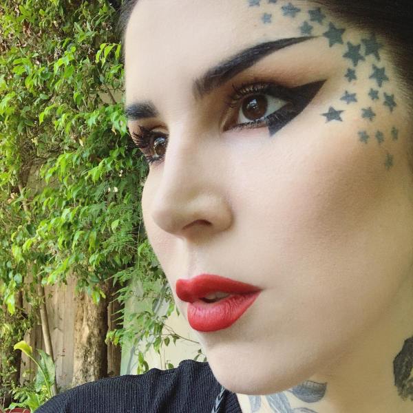 Kat Von D's stars tattoon on side of forehead