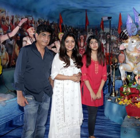 Krishan Kumar with his wife and daughter