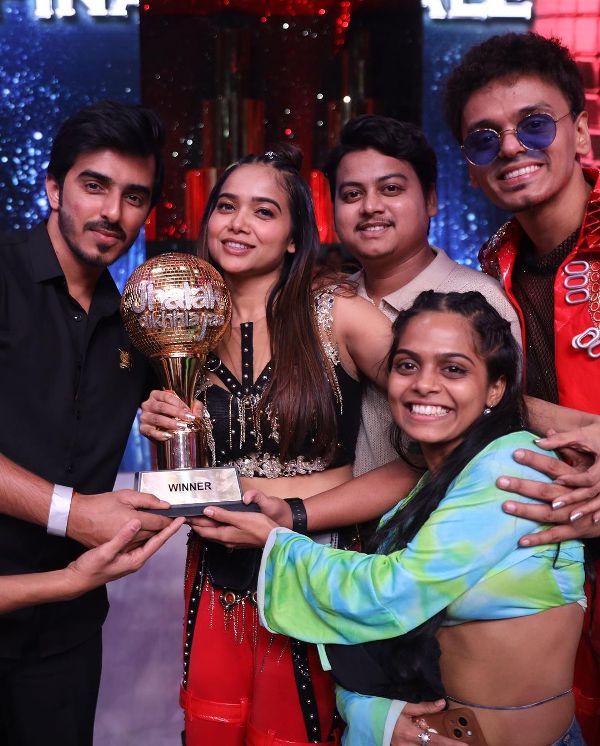 Manisha Rani, along with others, after winning the show 'Jhalak Dikhhla Jaa' (Season 11)