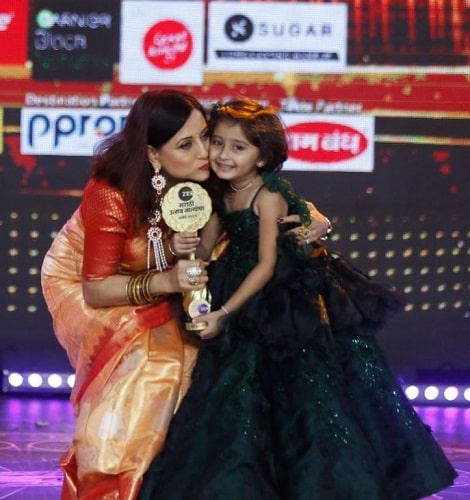 Myra Vaikul receiving Zee Marathi Award 2022