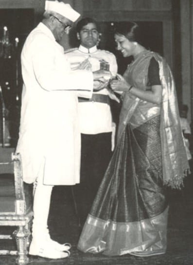 Padma Subrahmanyam with Morarji Desai during the Padma Shri award ceremony in 1981