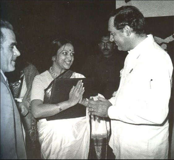Padma Subrahmanyam with Rajiv Gandhi during an award ceremony