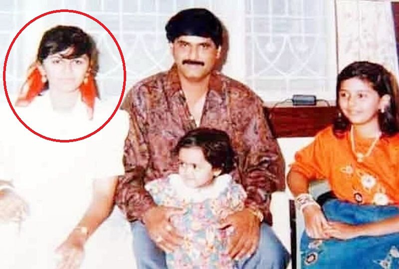Pankaja Munde as a teenager with her father and sisters