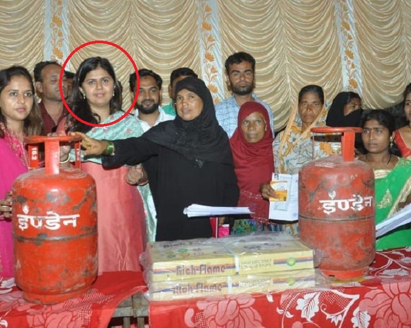 Pankaja Munde helping women when she worked in the departments of Rural Development and Women and Child Development