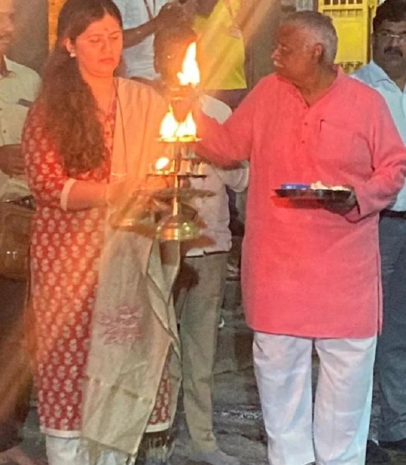 Pankaja Munde performing a Hindu ritual