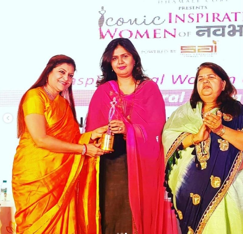 Pankaja Munde receiving the Iconic Inspirational Women of Navbharat Award
