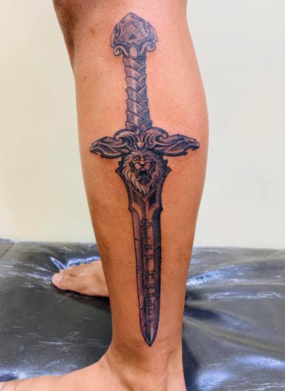 RJ Anmol's dagger tattoo on his leg
